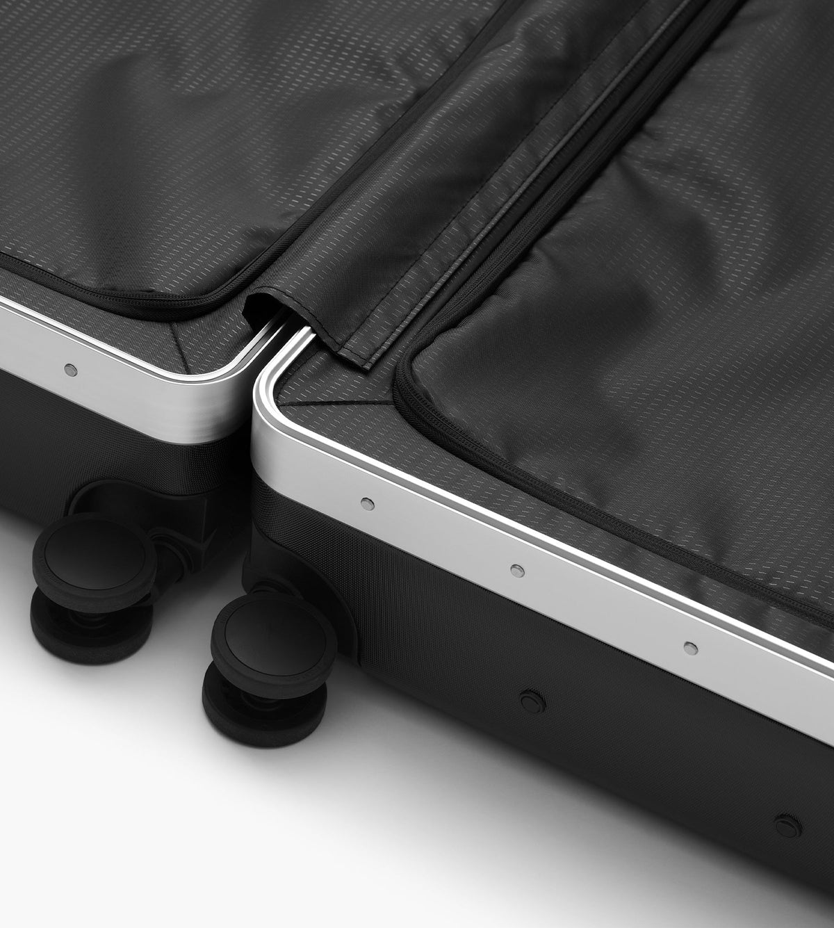 D__b__™ Ramverk Pro Carry-on Silver